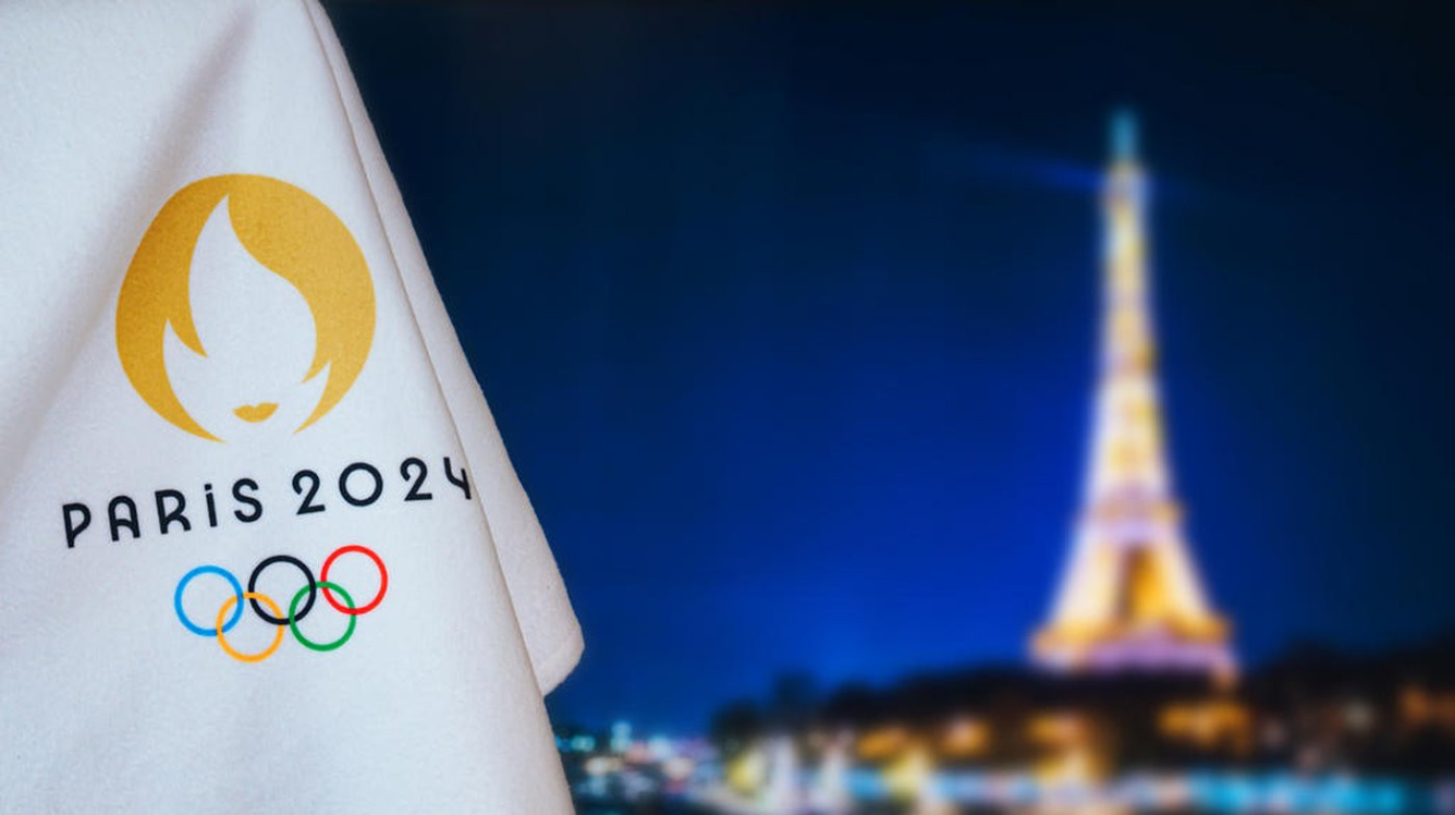  Na imagem, bandeira das Olimpíadas de Paris 2024 em frente à Torre Eiffel