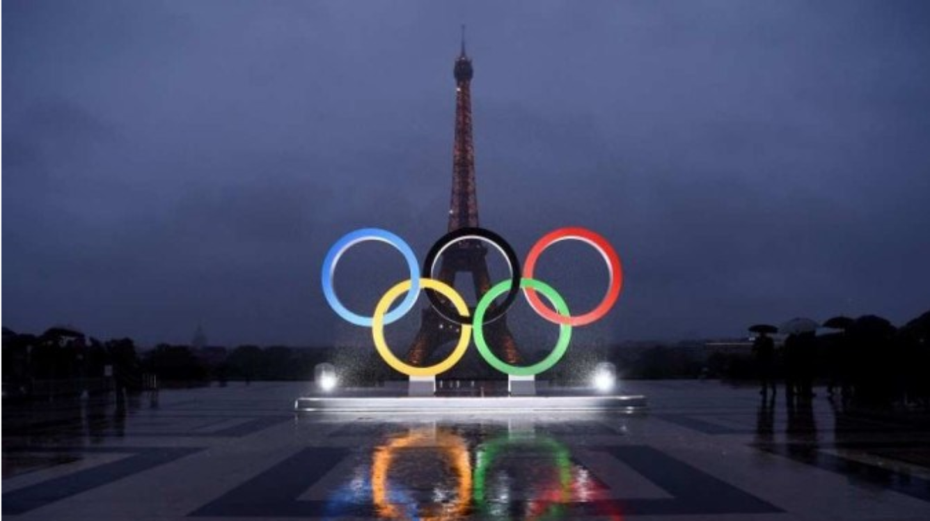 Imagem dos arcos olímpicos em frente a Torre Eiffel, na França