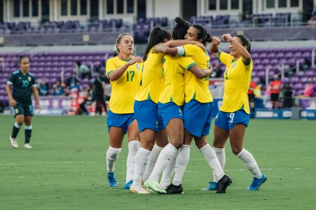 Na imagem, seleção feminina brasileira de futebol comemorando 