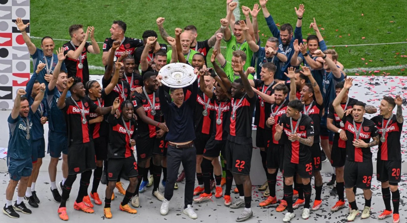 Equipe do Bayer Leverkusen levantando a taça da Bundesliga