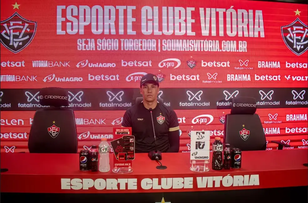 Imagem do técnico do Vitória, Thiago Carpini, em entrevista coletiva "pré-jogo" da decisão contra o Botafogo pela Copa do Brasil