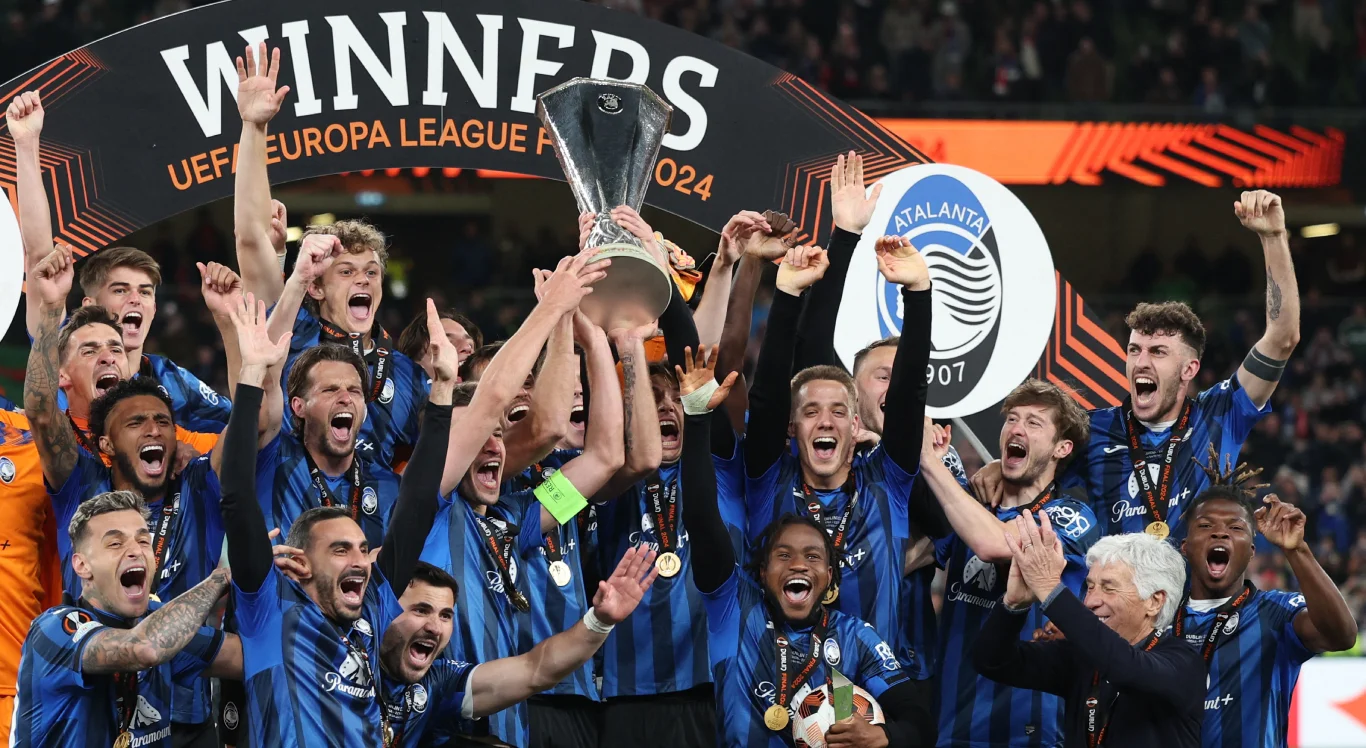 Imagem: jogadores da Atalanta levantam taça da Europa League