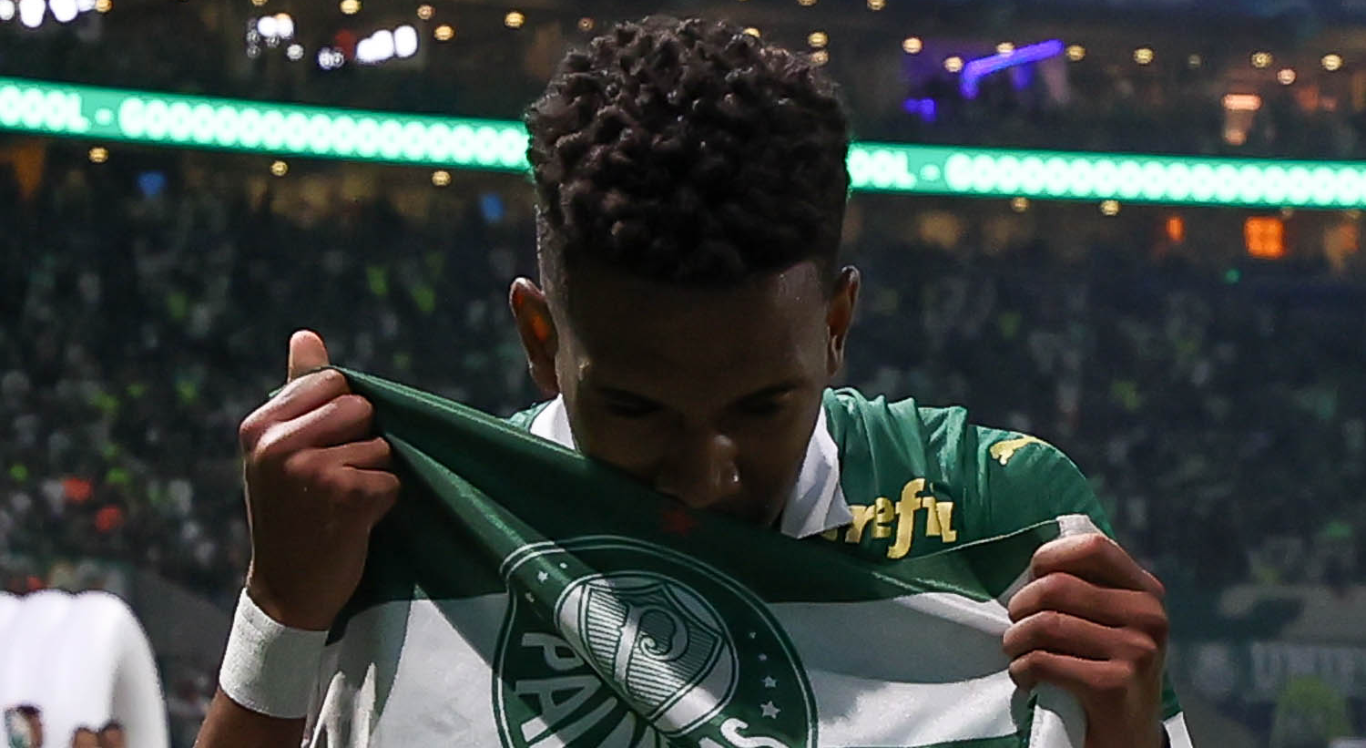 Imagem: Estevão celebra gol beijando a bandeira do Palmeiras
