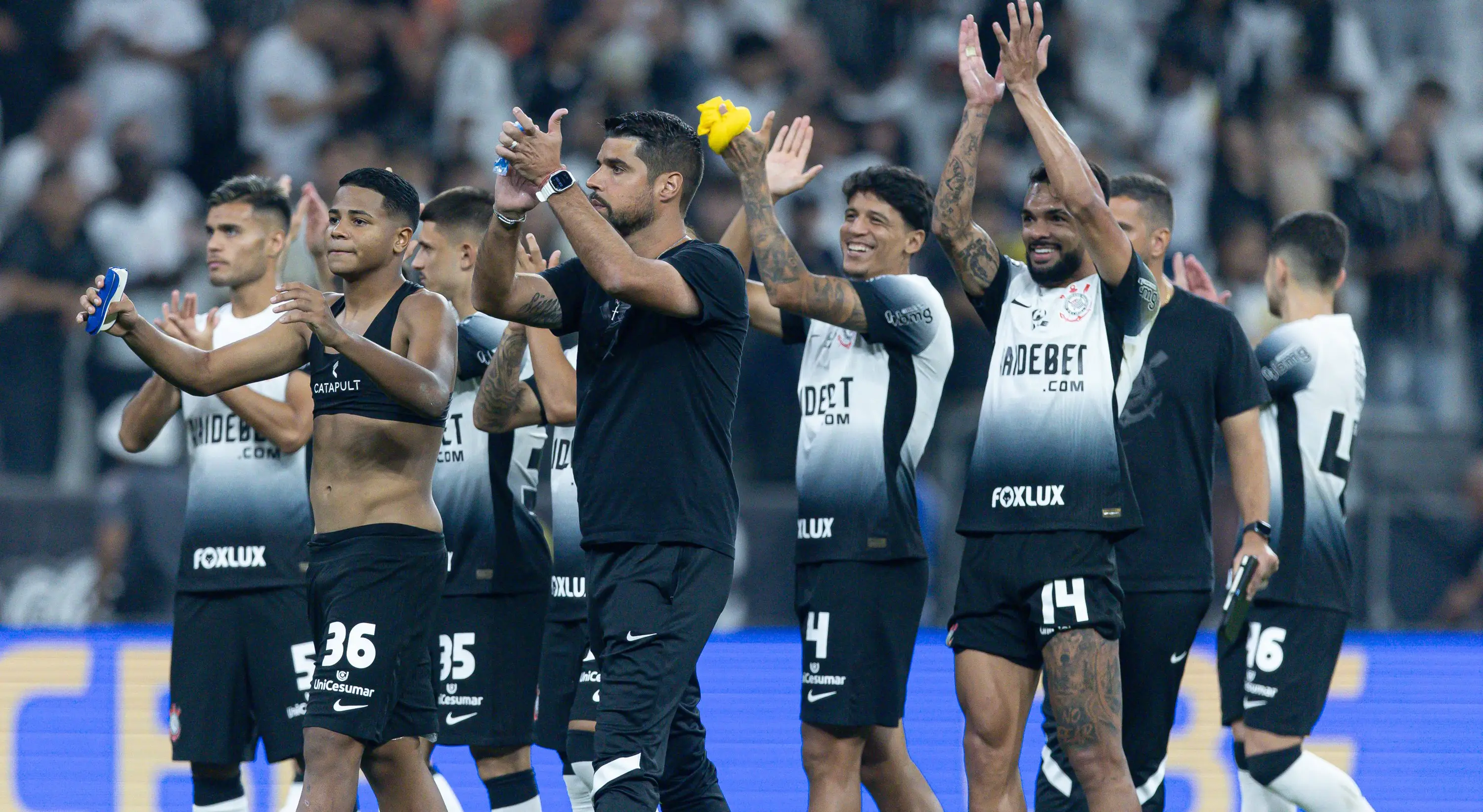 Imagem dos jogadores do Corinthians agradecendo o apoio da torcida contra o América-RN pela Copa do Brasil