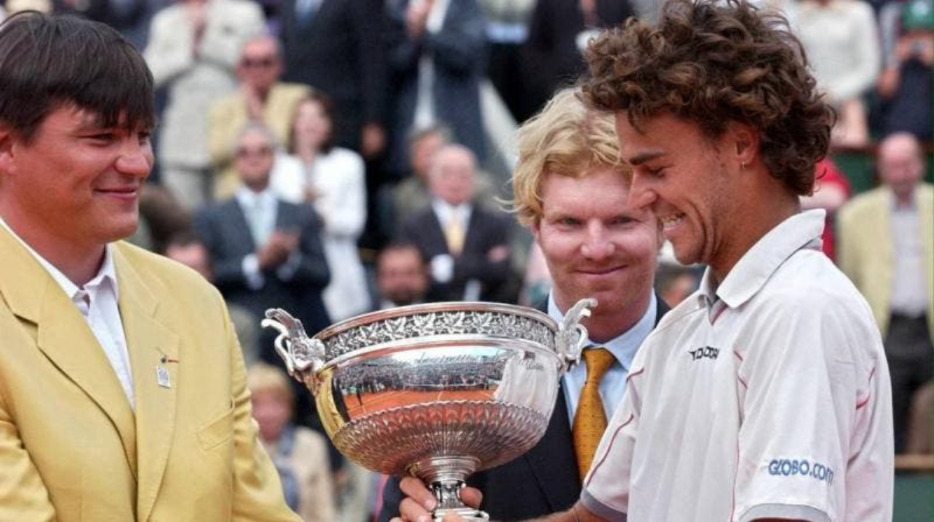 Guga recebendo o terceiro troféu de Roland Garros em 2001, na França
