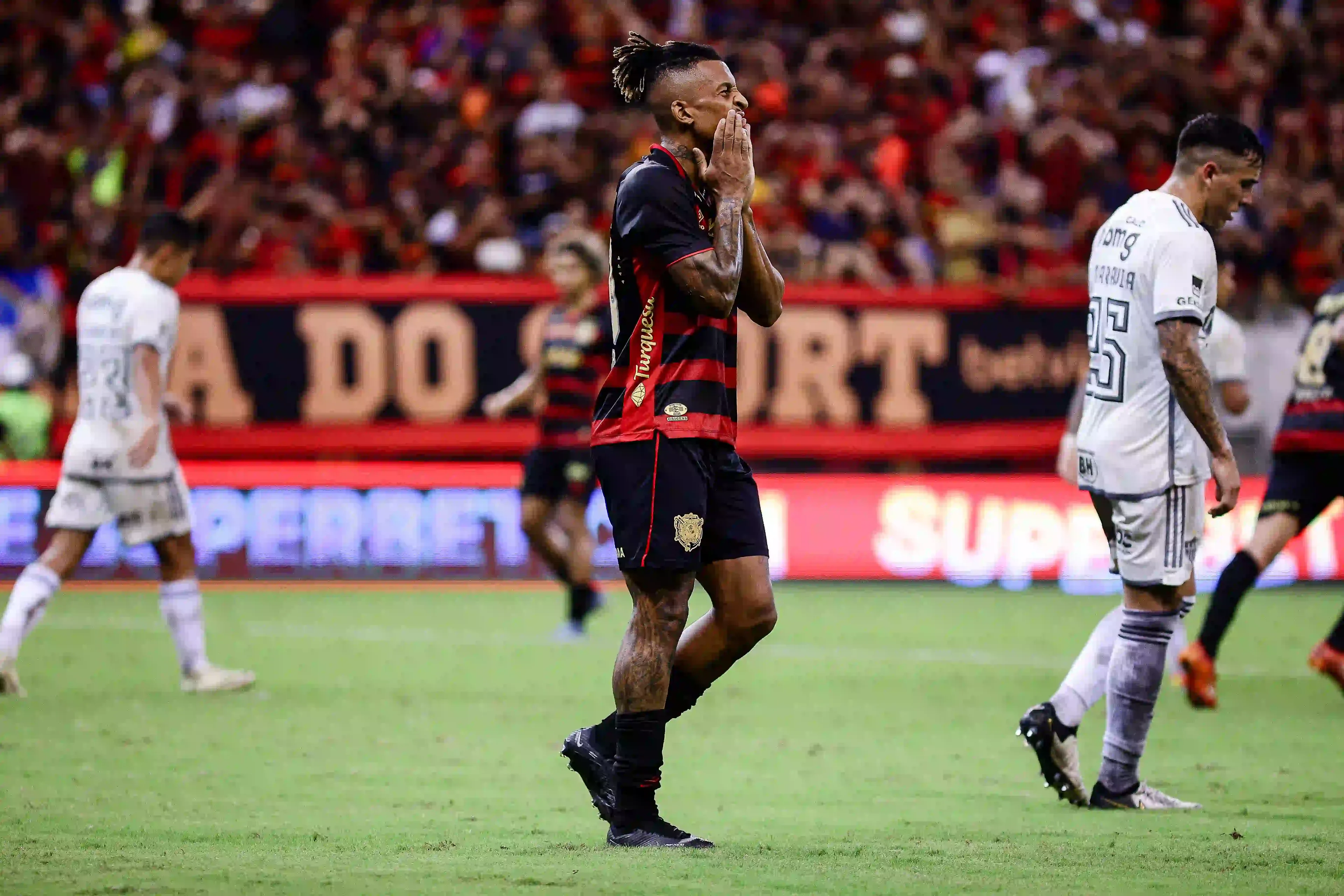 Imagem do lateral-esquerdo Dalbert, poss&iacute;vel refor&ccedil;o do Sport contra o Am&eacute;rica-MG