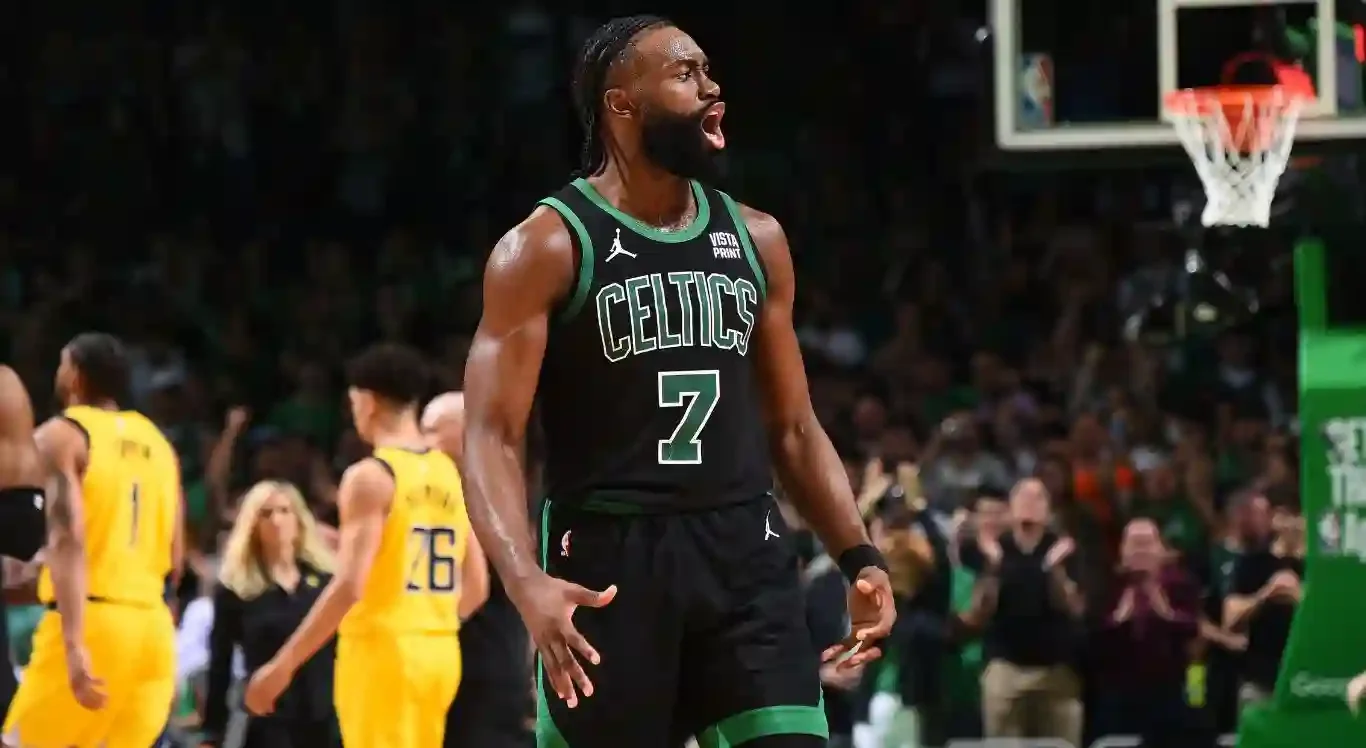 Imagem de Jaylen Brown, do Boston Celtics, em ação pela NBA