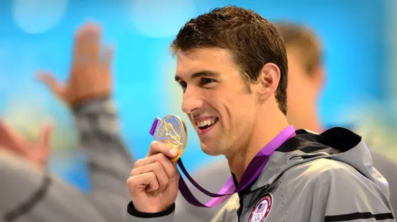 Michael Phelps e sua medalha de ouro olímpica, conquistada em Londres 2012