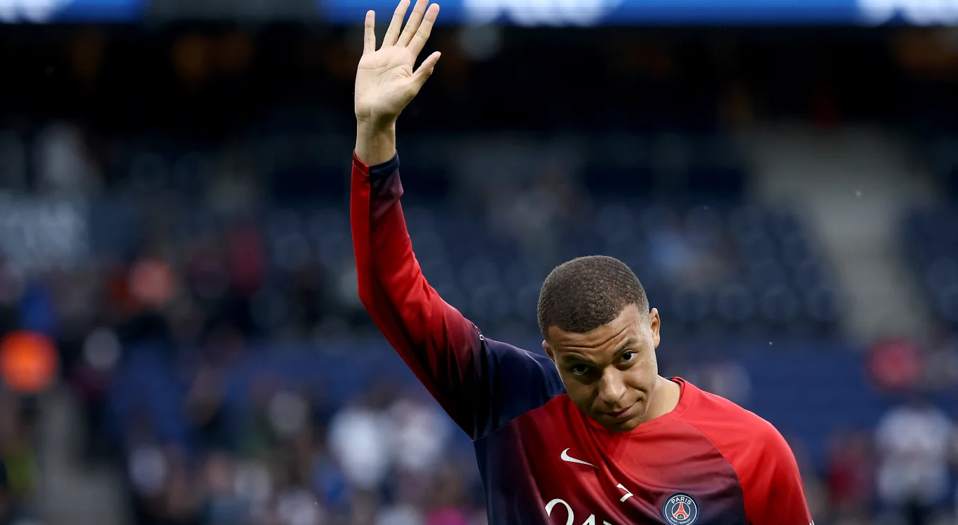 Imagem: Mbappé acena para torcedores do PSG
