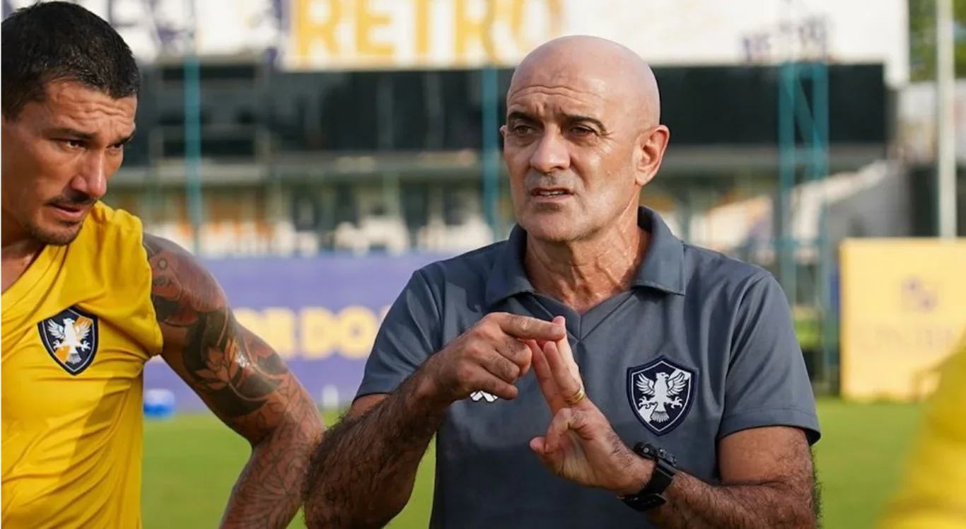 Imagem: t&eacute;cnico Itamar Sch&uuml;lle orienta jogadores do Retr&ocirc; durante treino