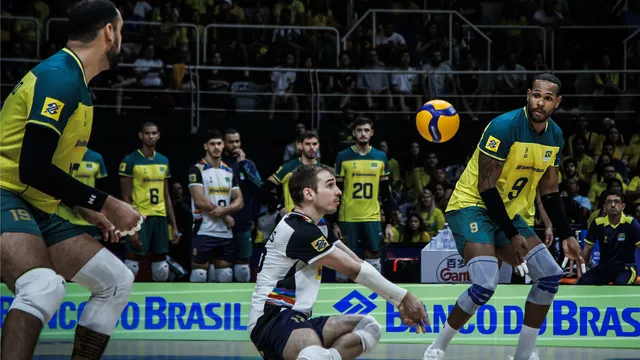 Imagem dos jogadores da Seleção Brasileira de Vôlei Masculino em quadra