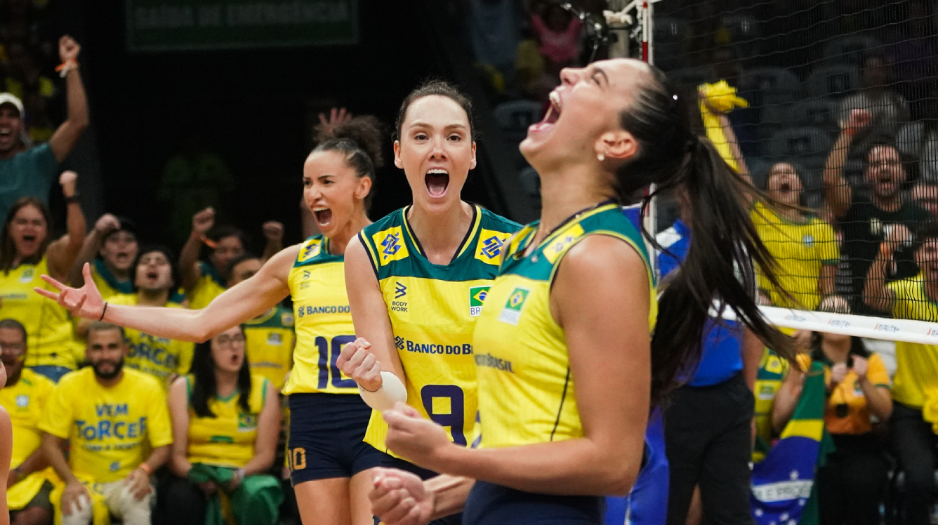 Seleção brasileira feminina comemorando ponto na Liga das Nações de Vôlei