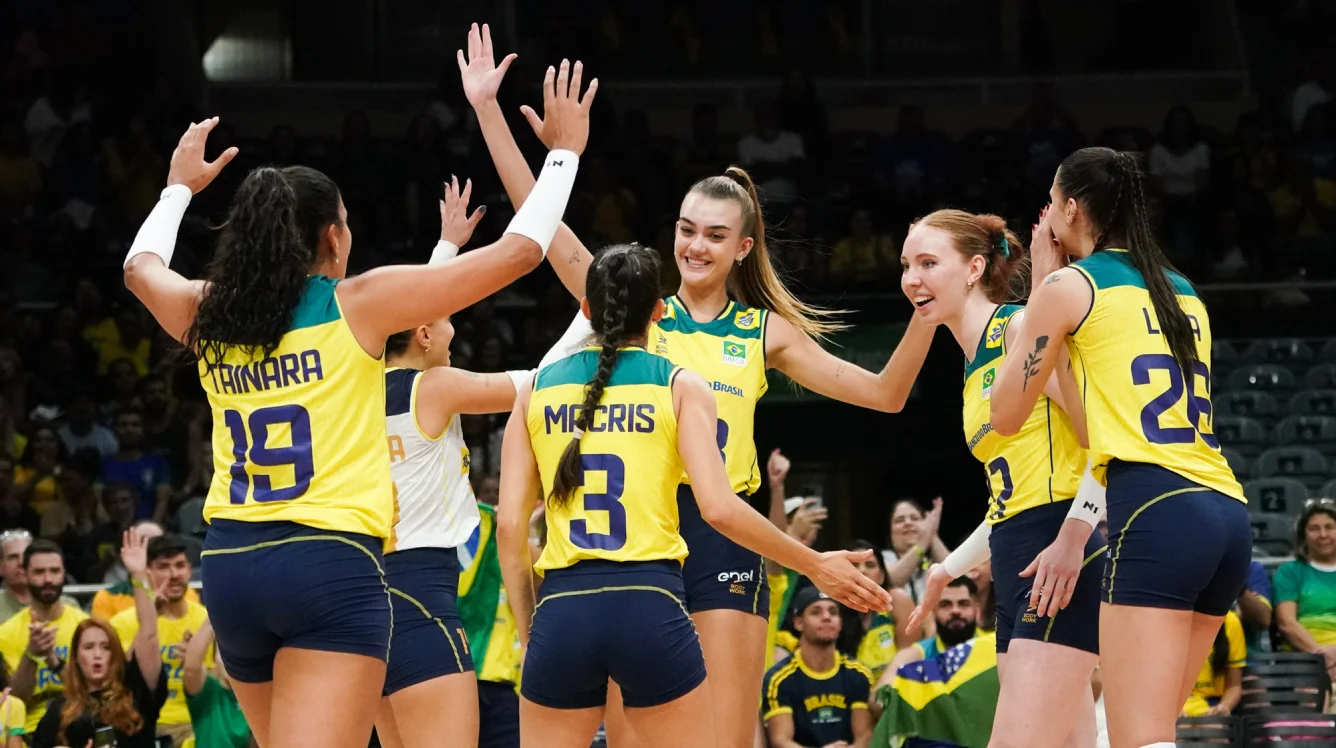 Seleção brasileira feminina de voleibol comemorando ponto marcado na VNL