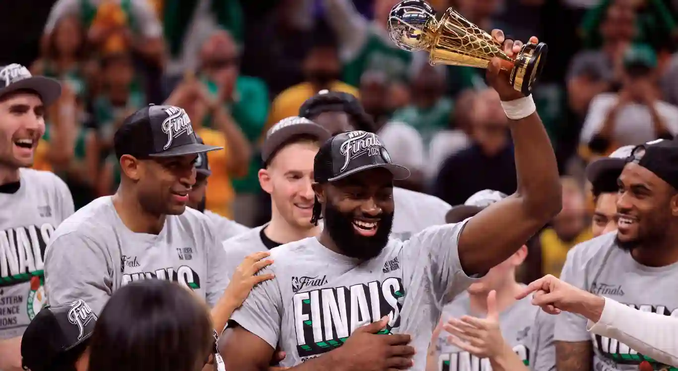 Imagem de Jaylen Brown (Boston Celtics) com o troféu de MVP das Finais do Leste da NBA
