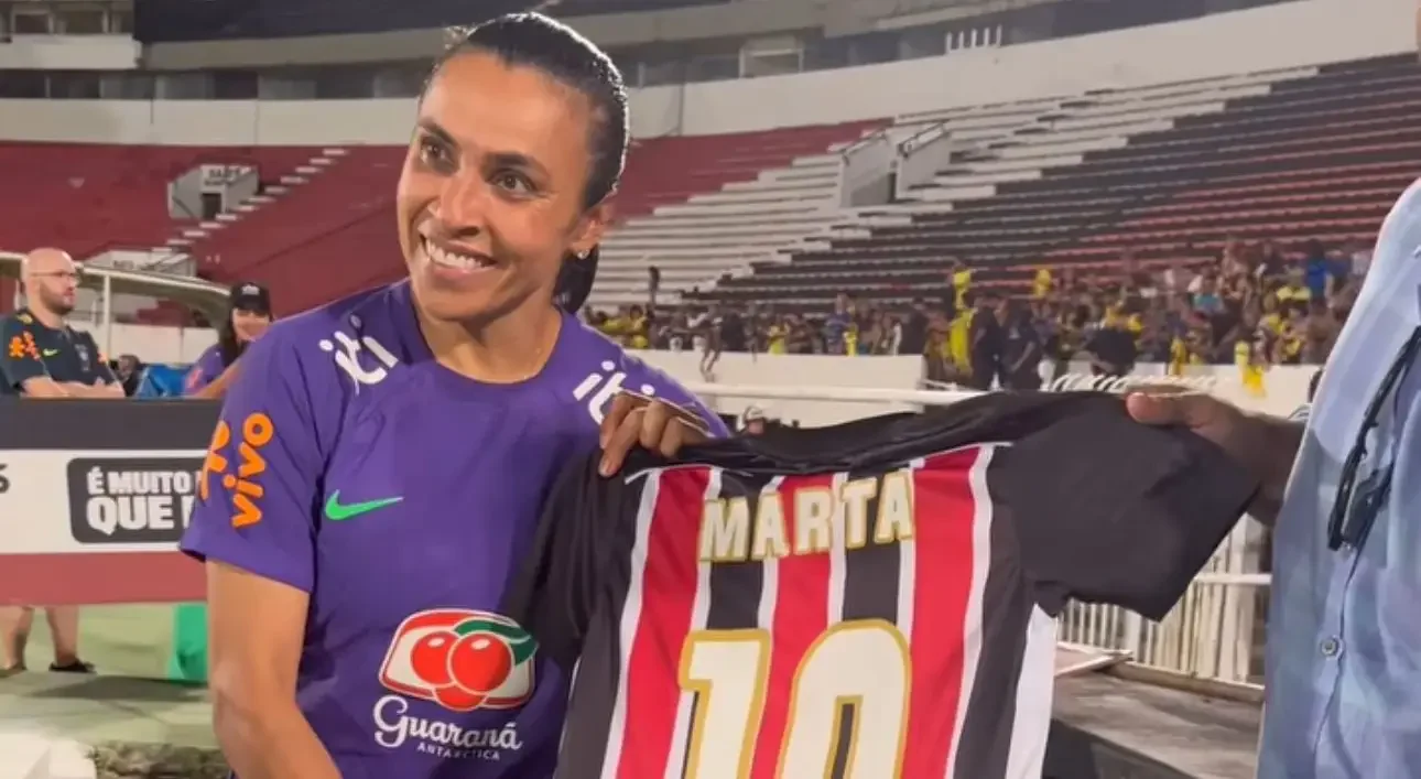 Imagem de Marta recebendo uma camisa personalizada do Santa Cruz