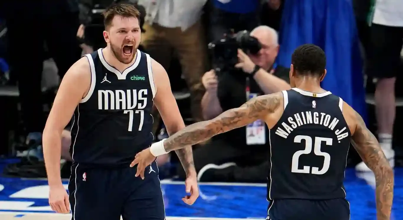 Imagem de Luka Doncic e P.J. Washington (Dallas Mavericks) em ação pela NBA