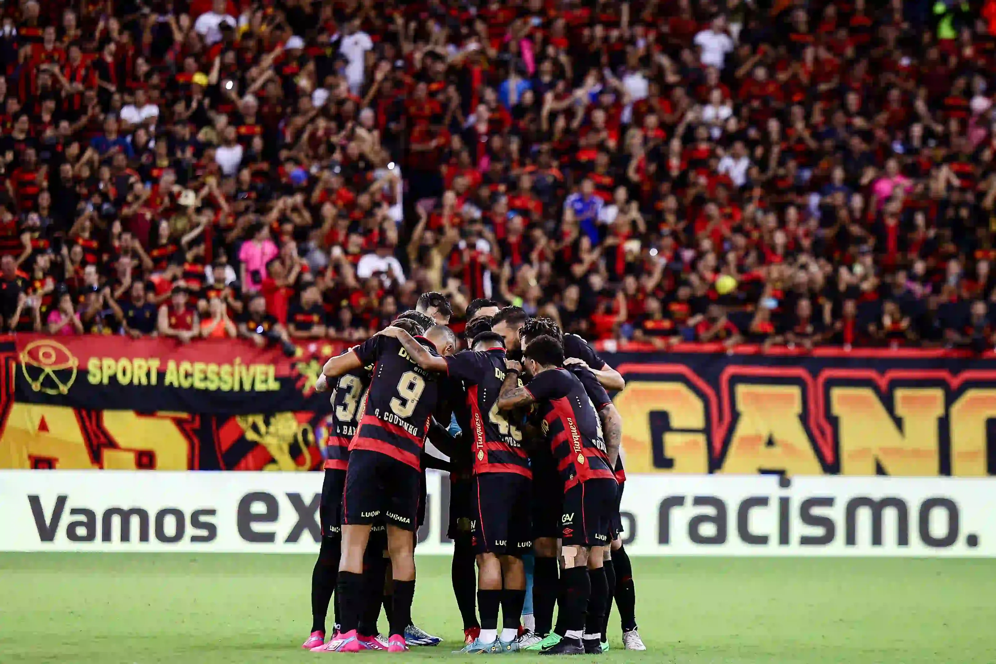 Imagem do time do Sport reunido em c&iacute;rculo no campo