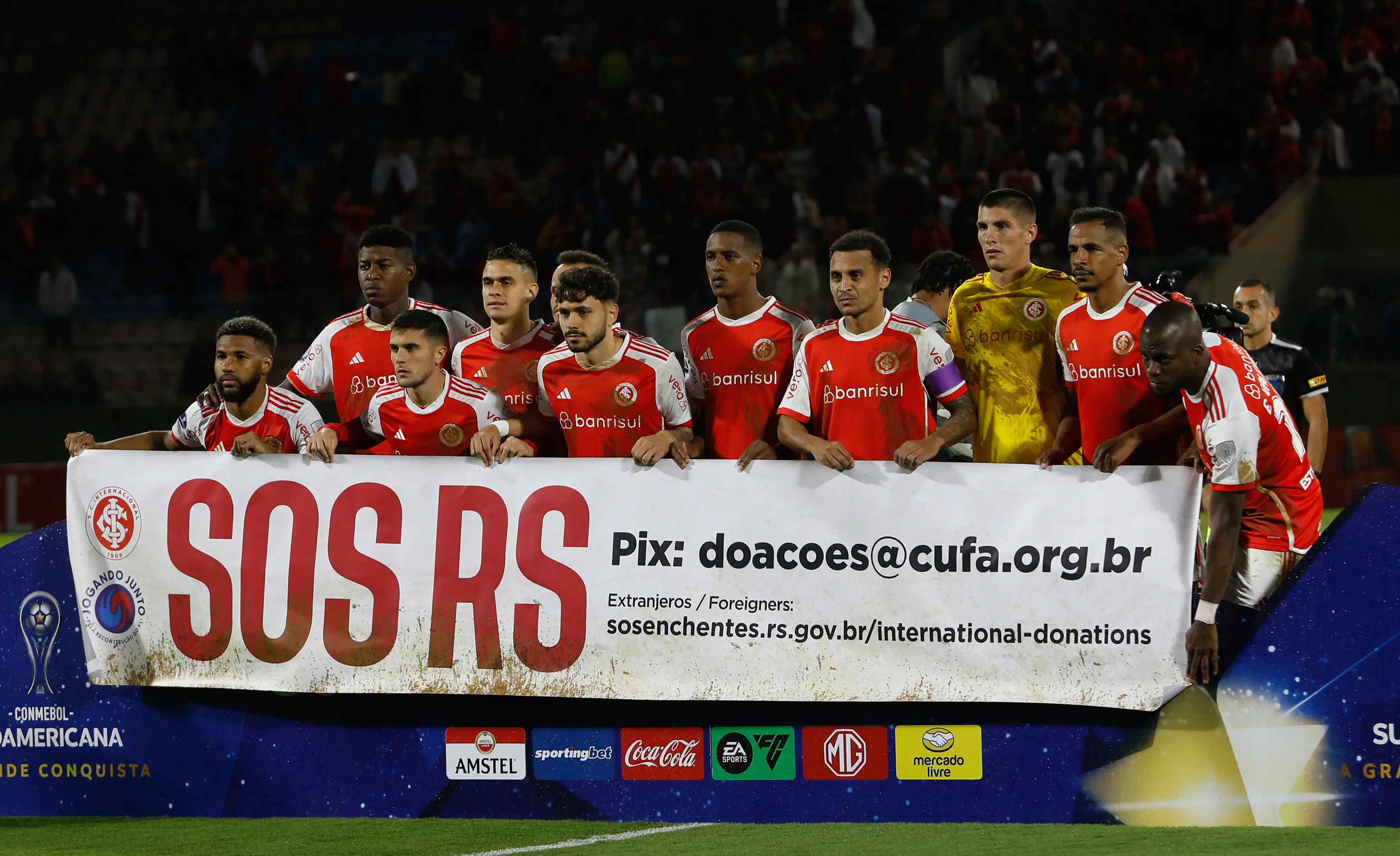 Imagem do time do Internacional no momento da execução do hino nacional no jogo pela Sul-Americana