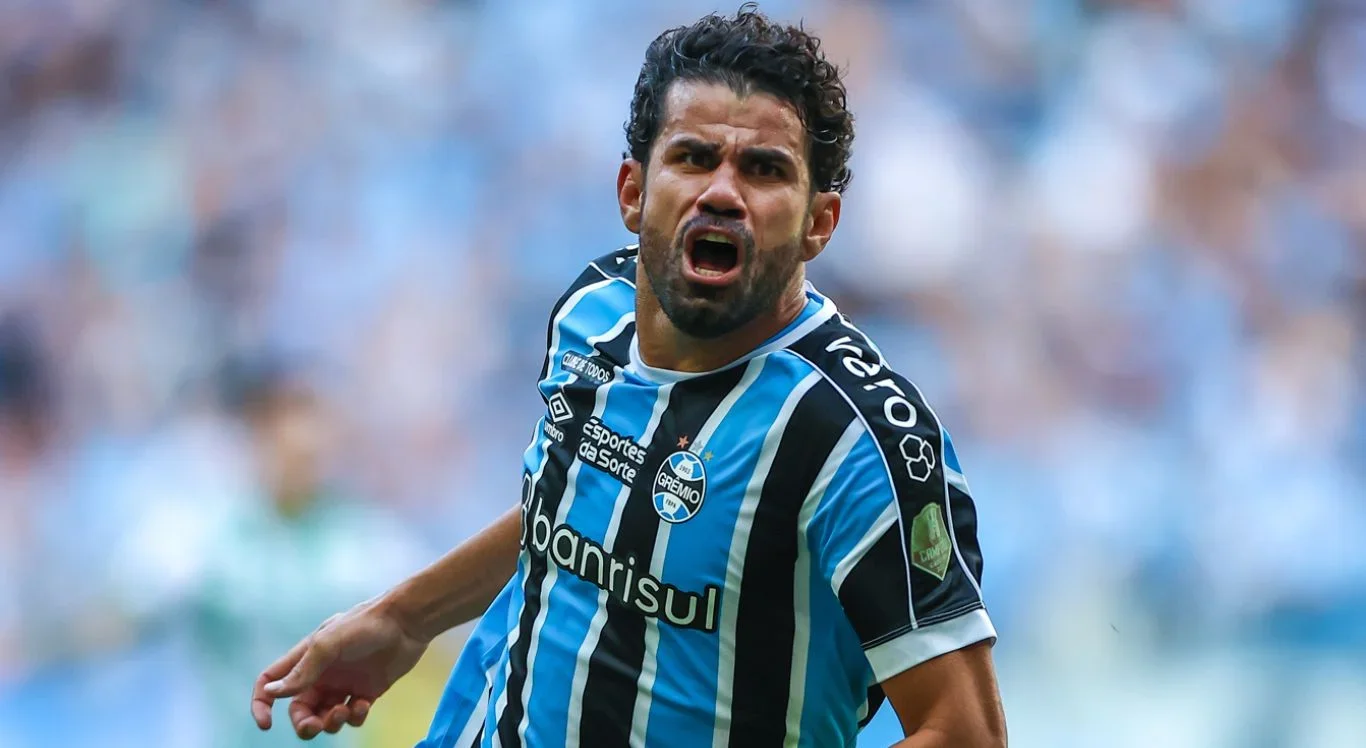 Imagem: Diego Costa, atacante, com a camisa listrada do Grêmio