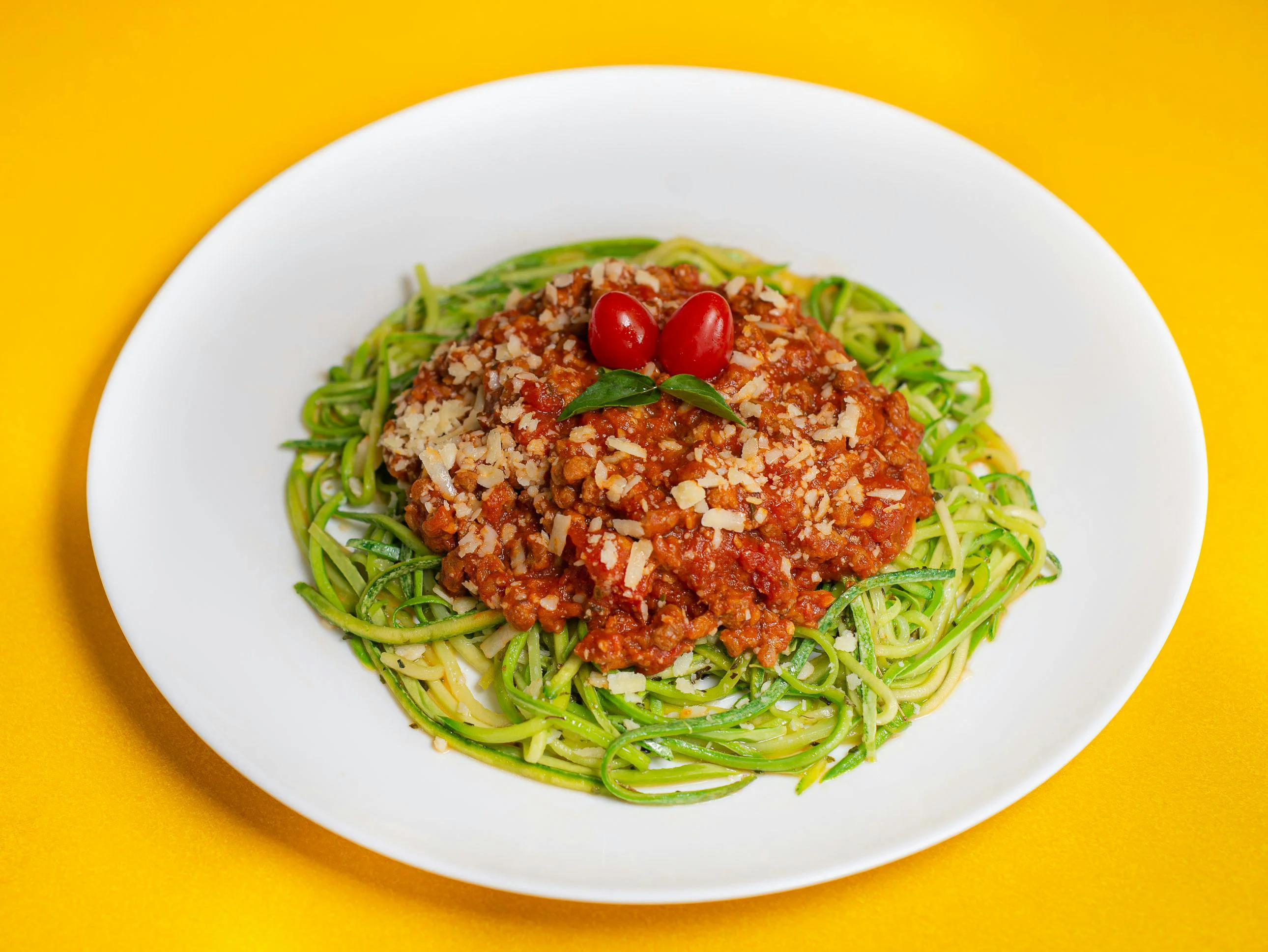 Aprenda como fazer macarr&atilde;o de abobrinha fit para encher na sua dieta.