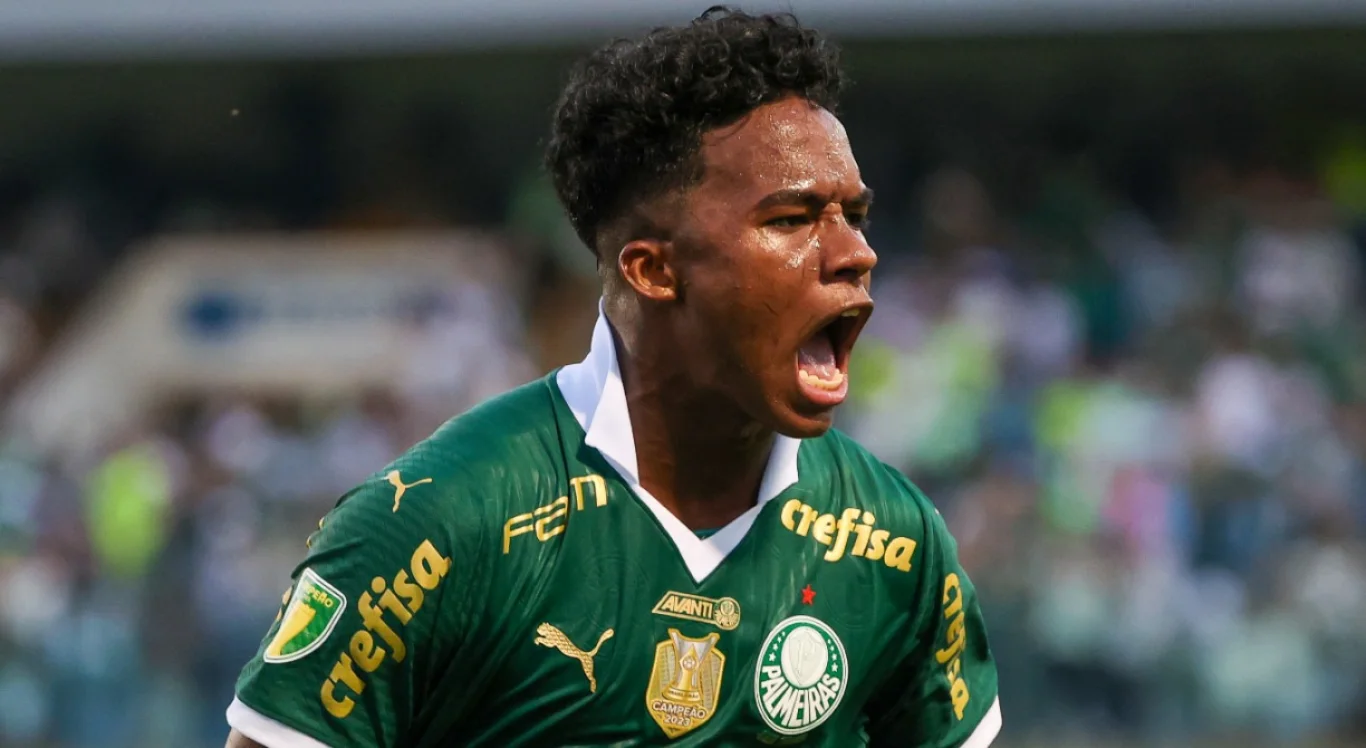 Imagem: Endrick com a camisa verde do Palmeiras e gritando na comemora&ccedil;&atilde;o de gol