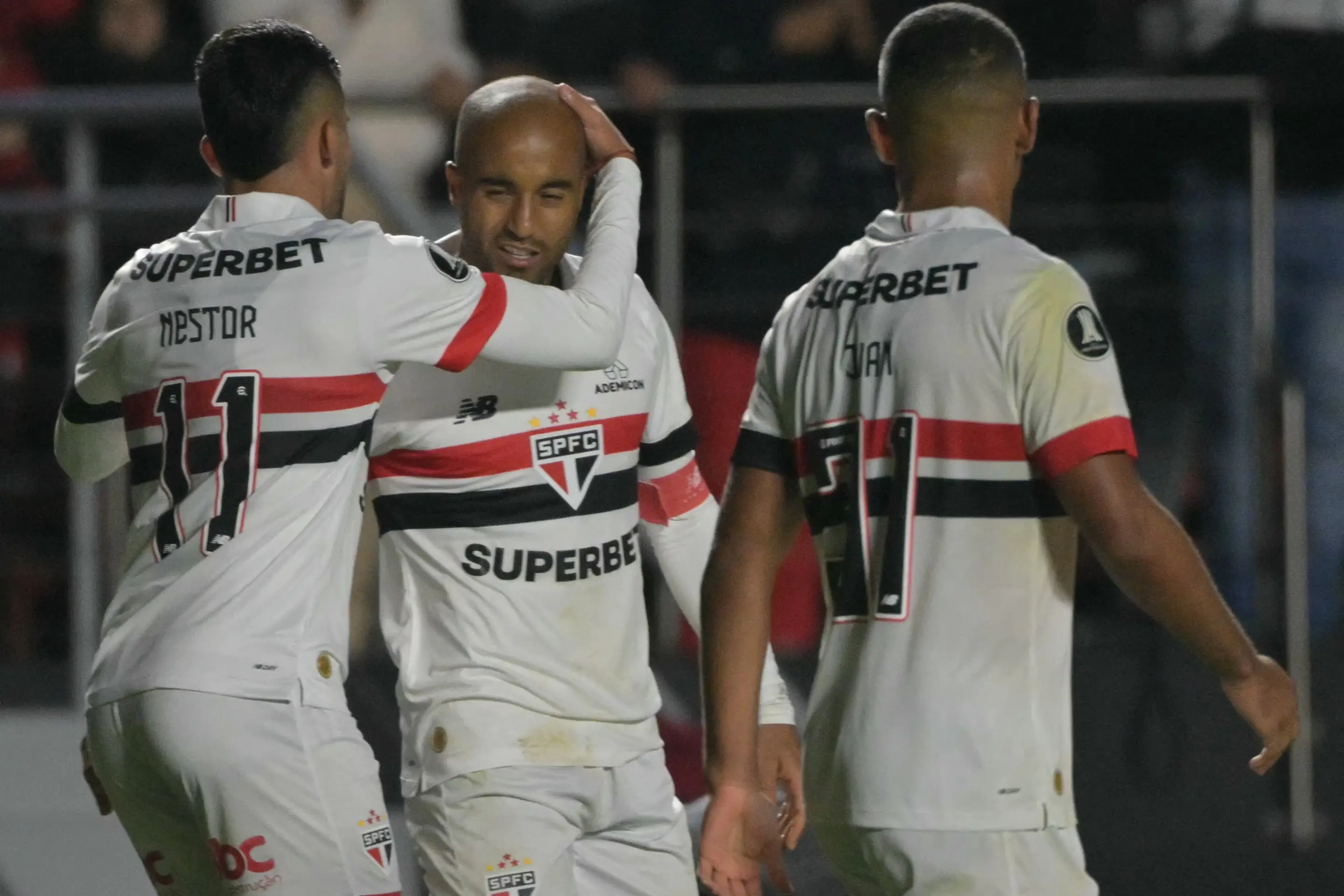 Imagem do atacante Lucas Moura comemorando o gol marcado para o São Paulo sobre o Talleres
