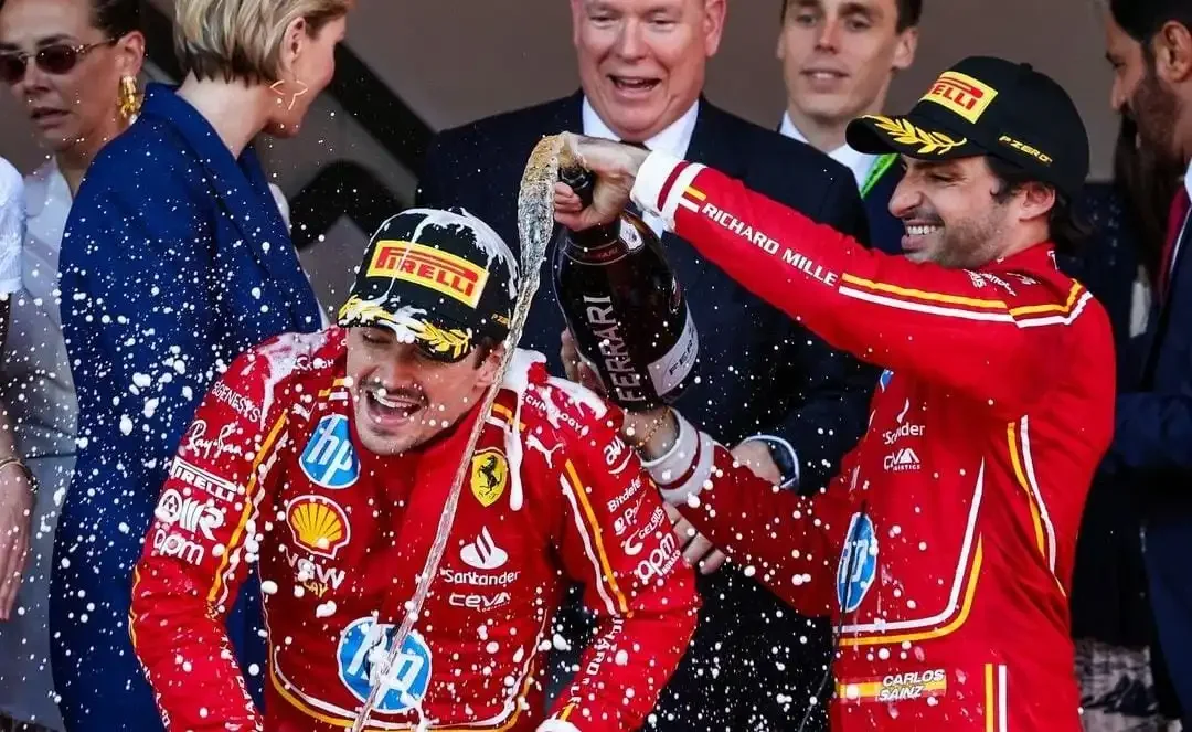 Charles Leclerc e Carlos Sainz no pódio do GP de Mônaco