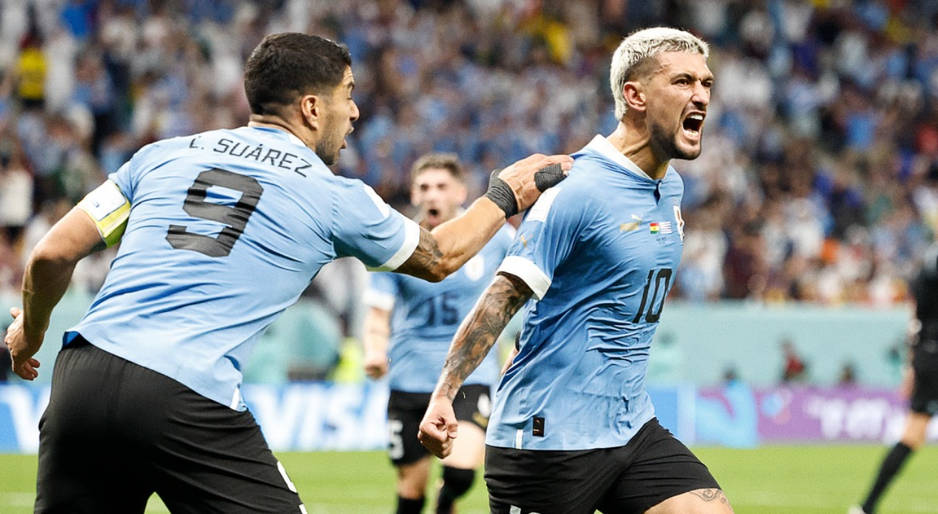 Imagem de Arrascaeta e Su&aacute;rez celebrando gol pela sele&ccedil;&atilde;o uruguaia