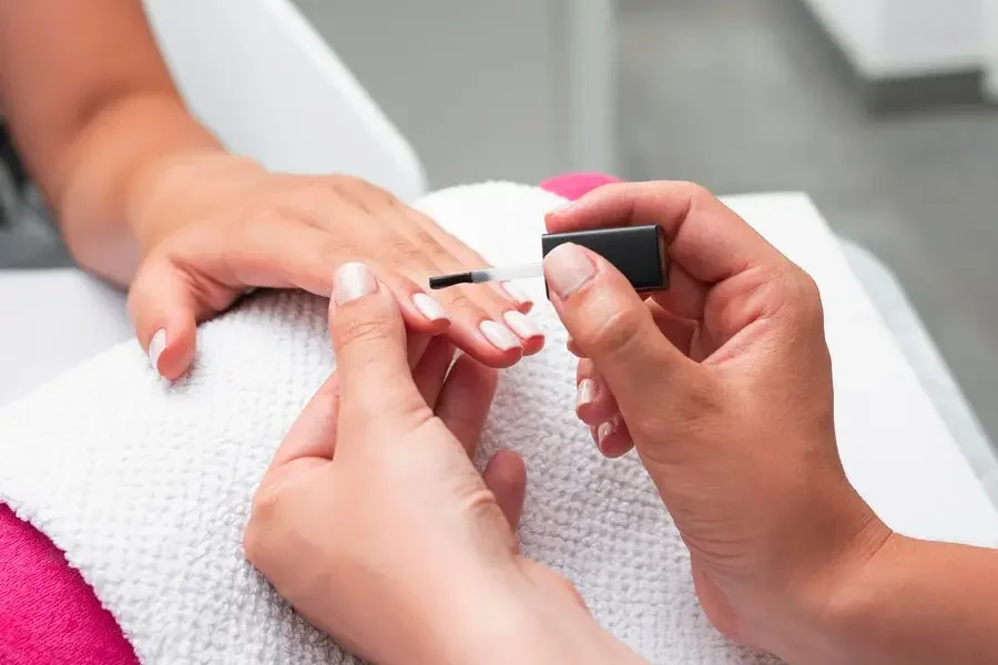 Como cuidar das unhas em casa e evitar quebras mesmo sem esmalte