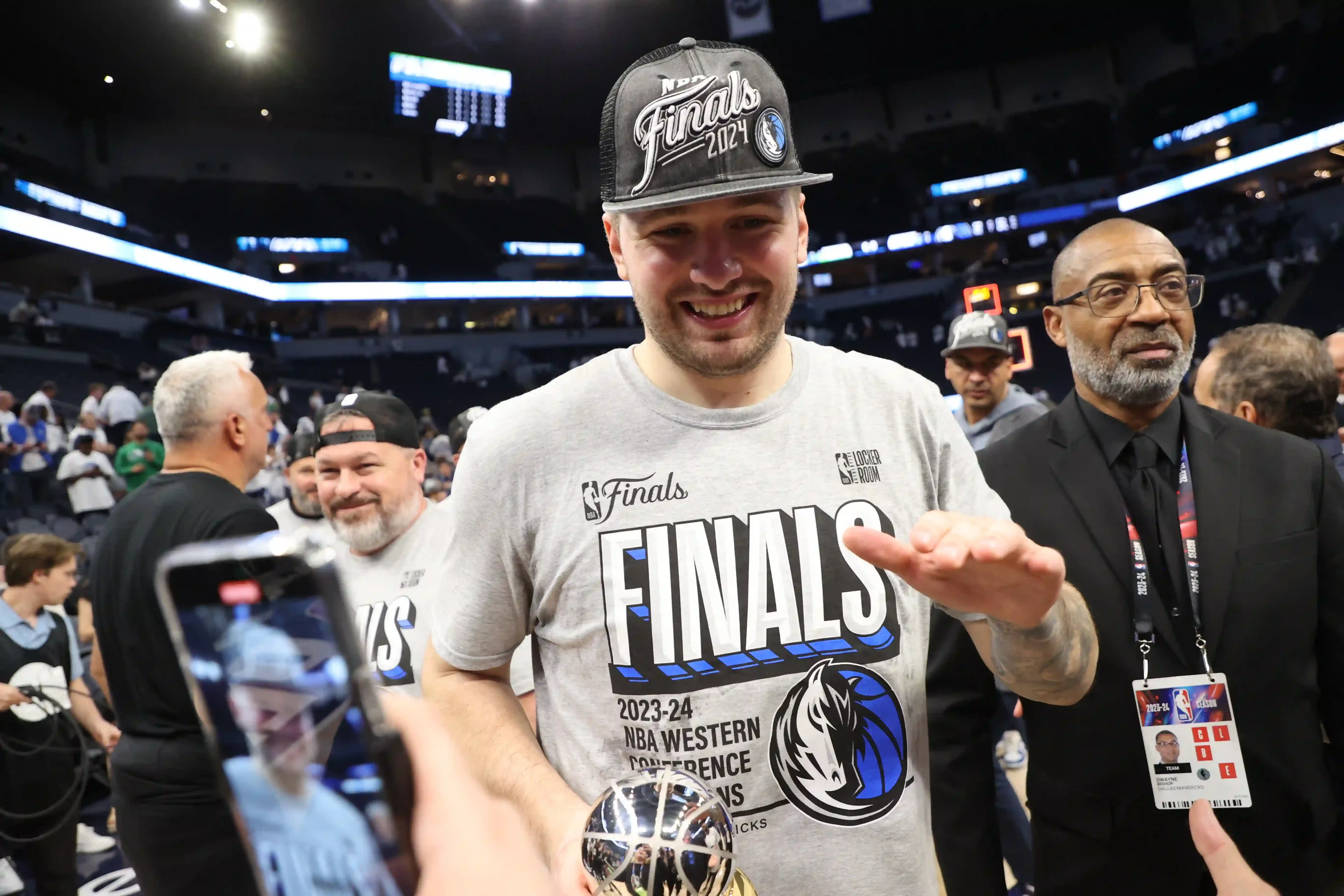 Imagem de Luka Doncic celebrando vitória das finais da Conferência Oeste