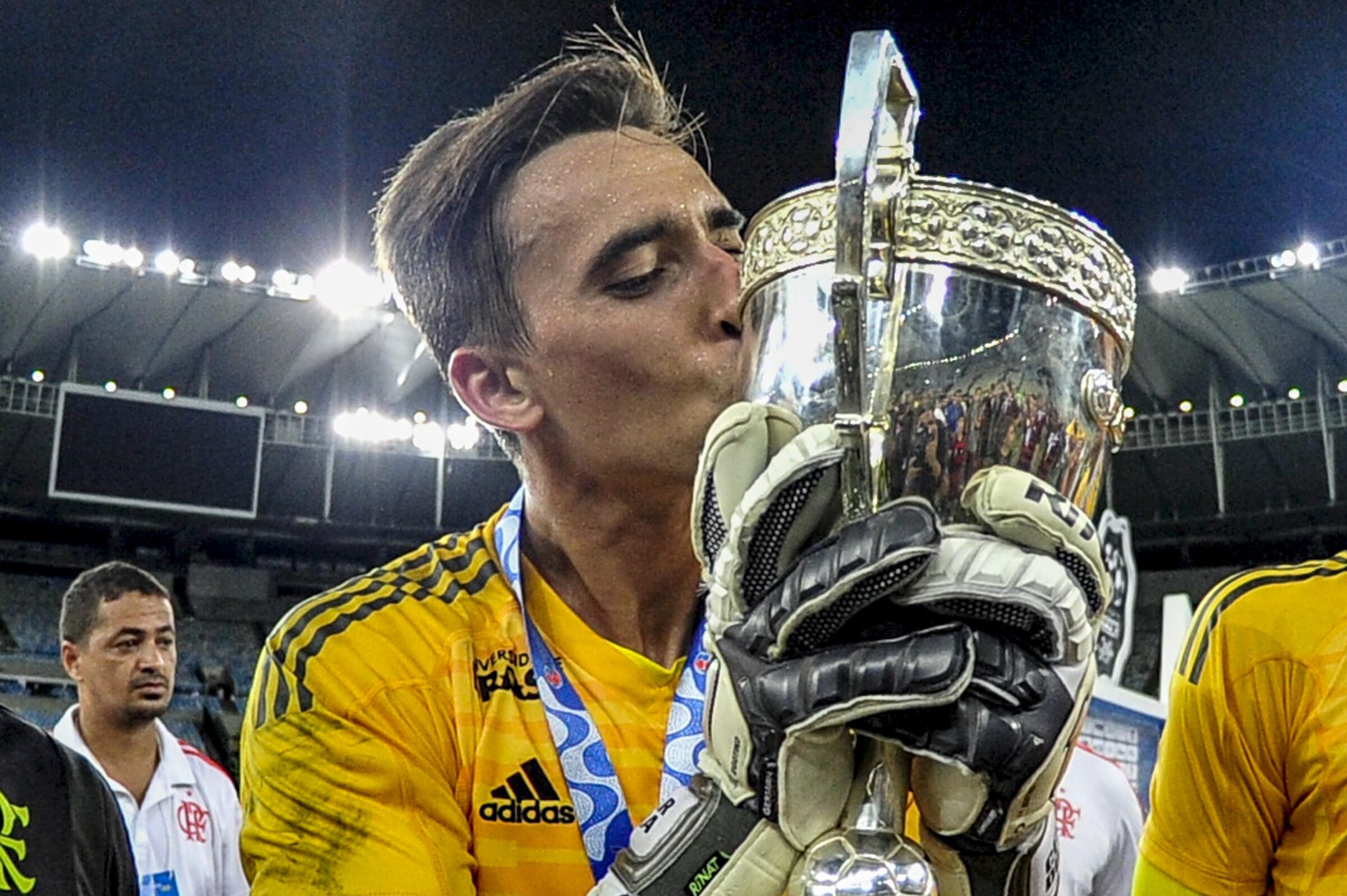 Imagem do goleiro César beijando uma taça, quando ainda atuava pelo Flamengo