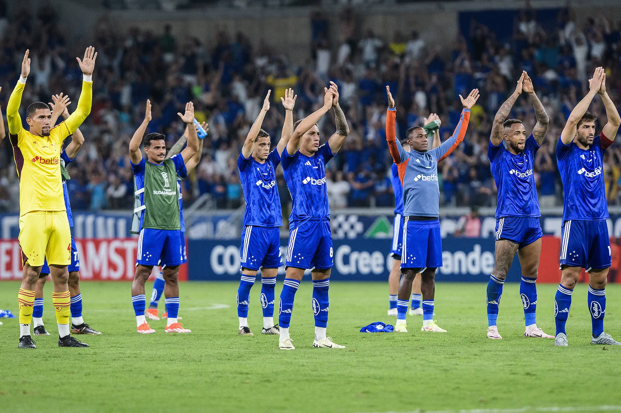 Imagem dos jogadores do Cruzeiro comemorando a classificação na Sul-Americana