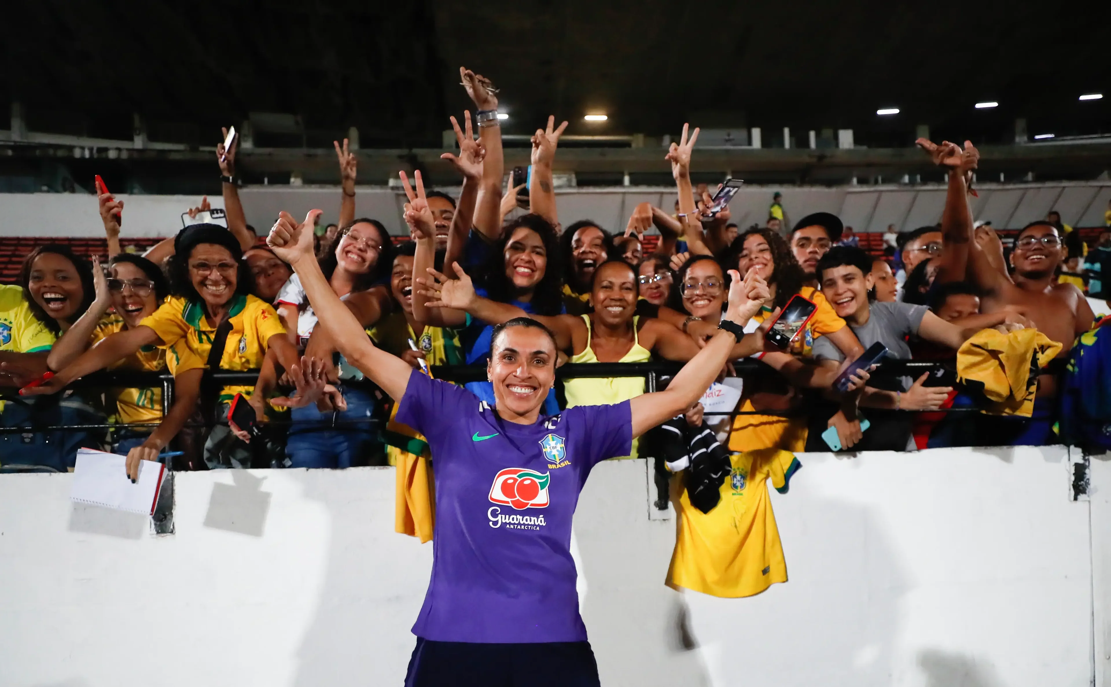 Imagem da craque do Brasil, Marta, nos "braços" da torcida na preparação para enfrentar a Jamaica