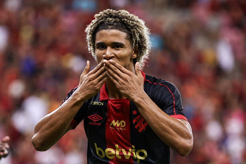 Imagem de Pedro Lima, jogador do Sport Club do Recife, celebrando vitória diante do Treze-PB pela Copa do Nordeste