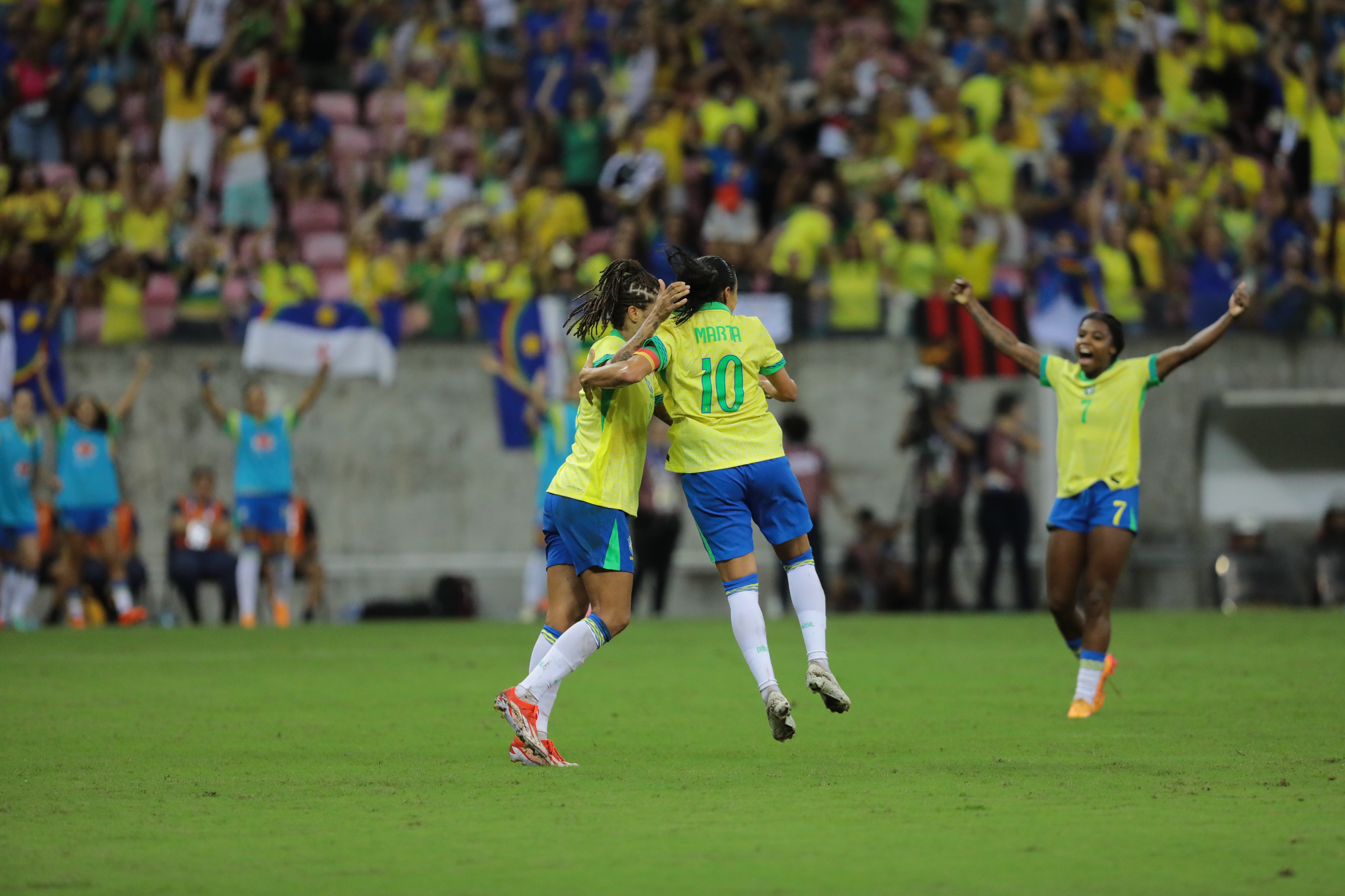 Imagem de Marta celebrando gol pela Seleção Brasileira Feminina na Arena de Pernambuco