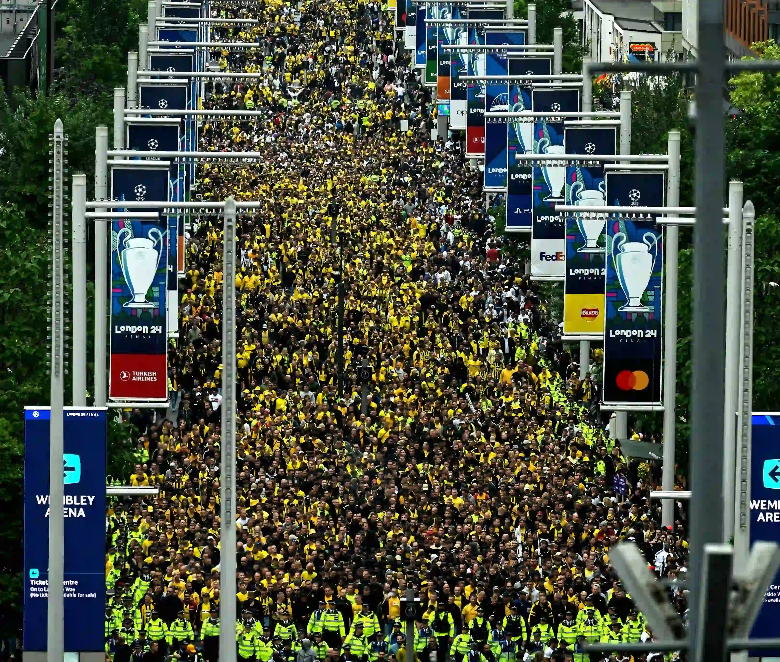 Torcida do Borussia Dortmund lota as ruas de Londres
