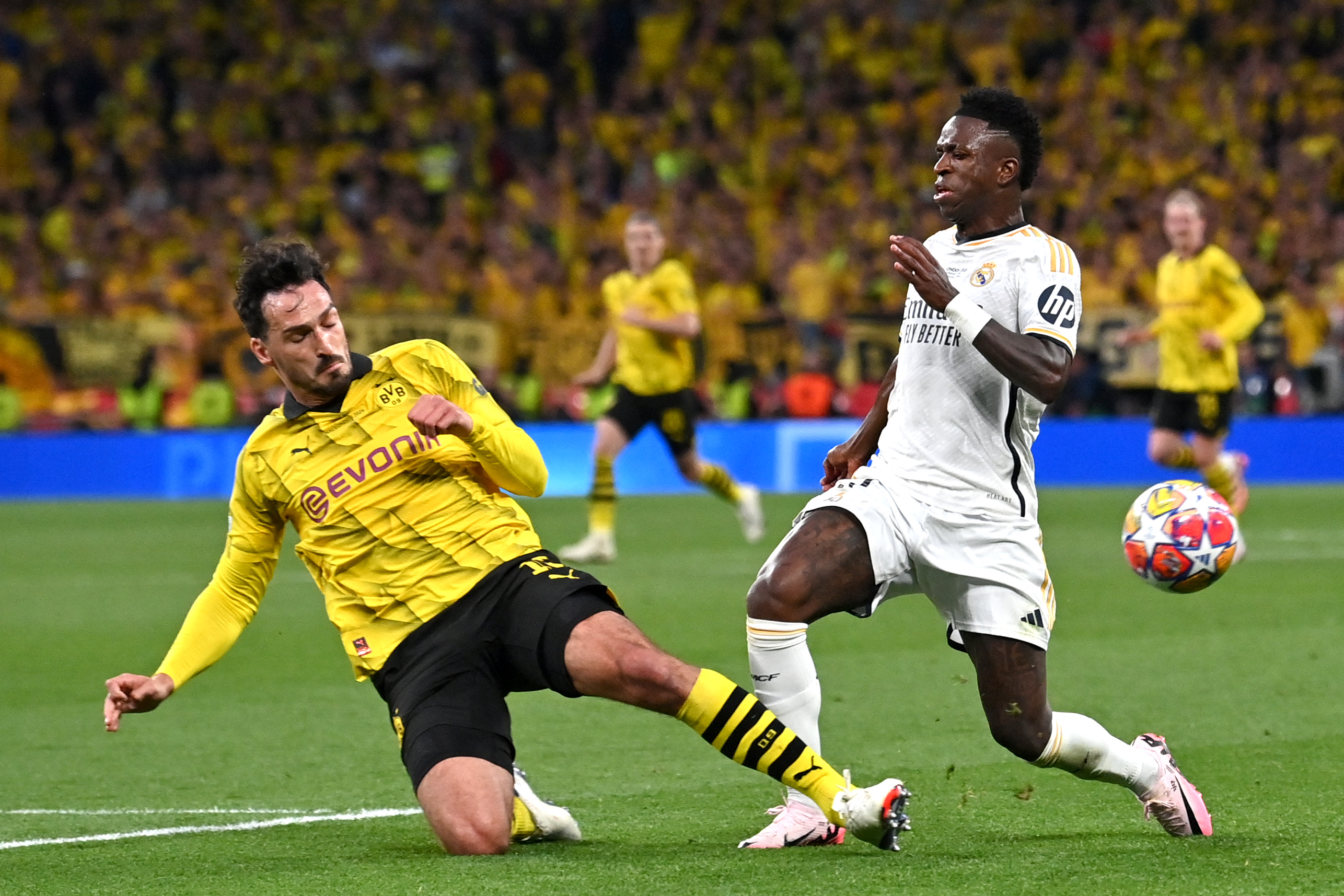 Disputa de bola na final da Champions League entre Borussia Dortmund e Real Madrid