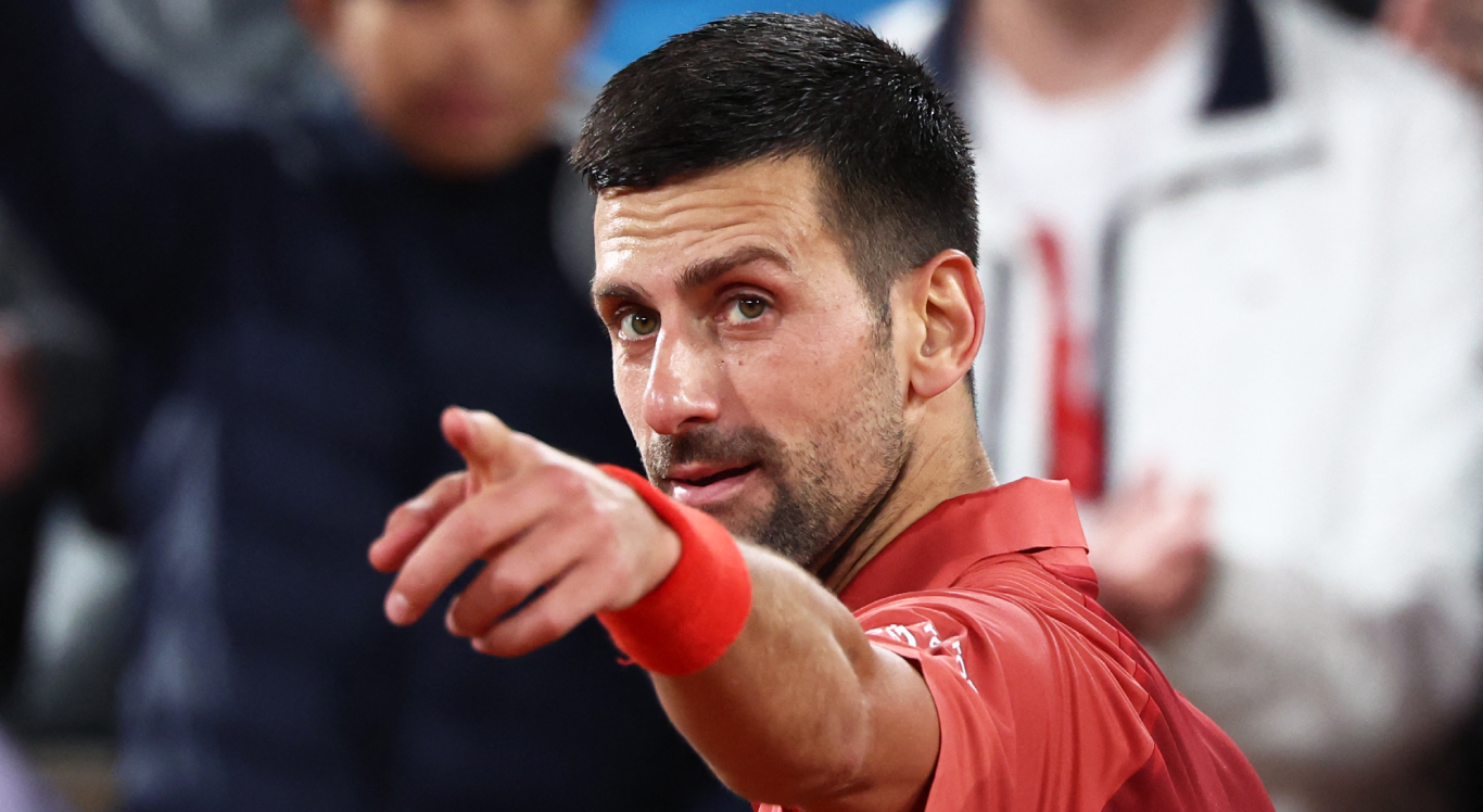 Imagem de Djokovic apontando o dedo para alguém