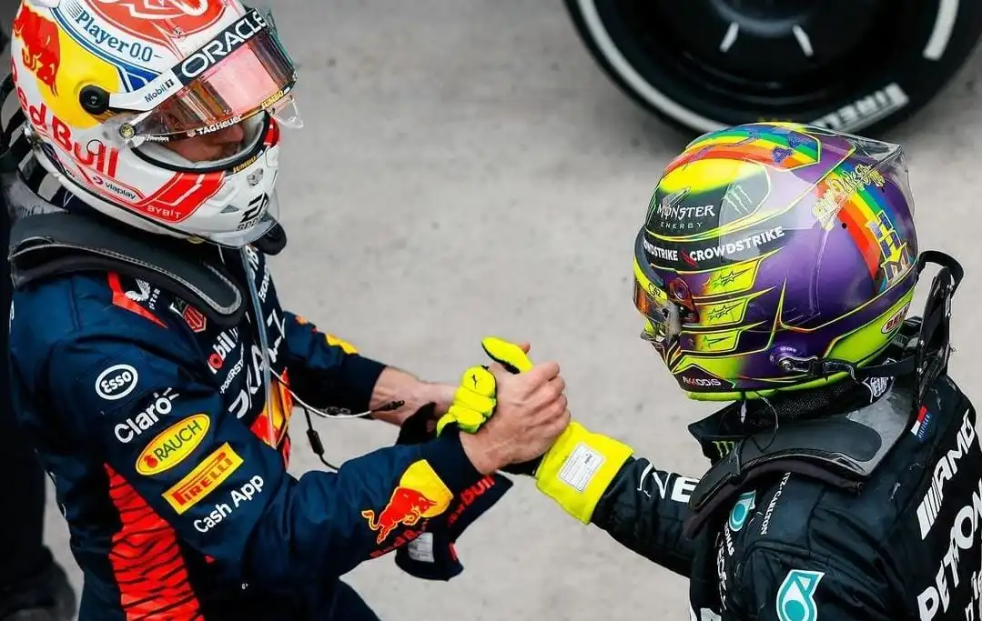 Lewis Hamilton e Max Verstappen durante o GP do Canadá de 2023