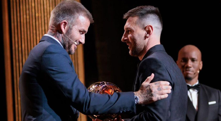 Imagem: Beckham entrega a Bola de Ouro de 2023 para Messi