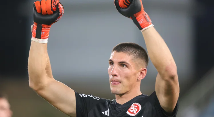 Imagem do goleiro Rochet com os braços erguidos