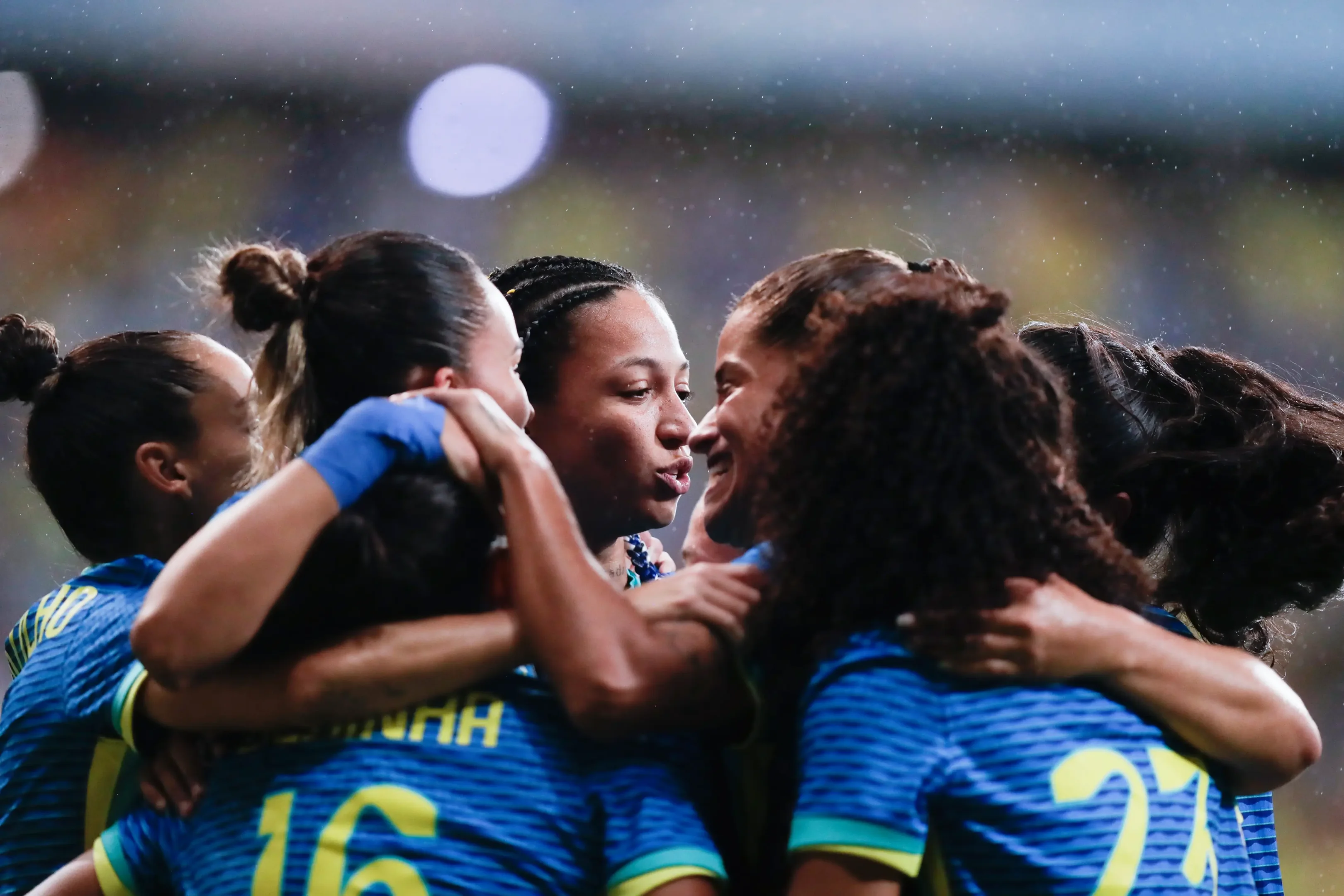 Imagem das jogadoras do Brasil comemorando um dos gols sobre a Jamaica em amistoso