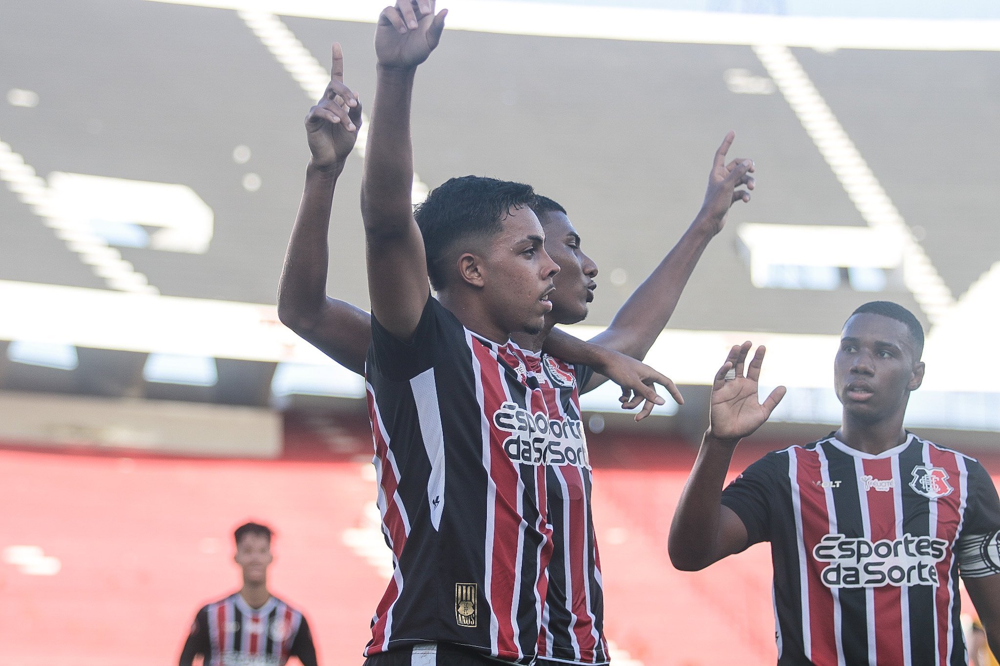 Atletas da base do Santa Cruz celebram vitória no Campeonato Pernambucano sub-20