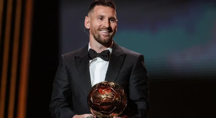 Imagem de Messi sorrindo ao receber a Bola de Ouro em 2023