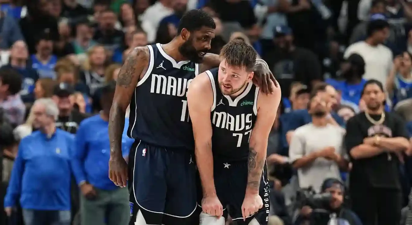 Imagem de Kyrie Irving e Luka Doncic, do Dallas Mavericks, em ação pela NBA