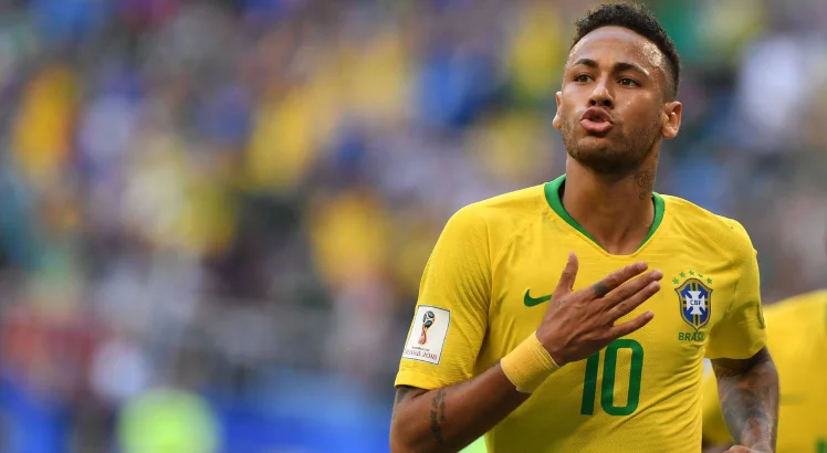 Imagem de Neymar com a camisa amarela do Brasil e batendo no peito