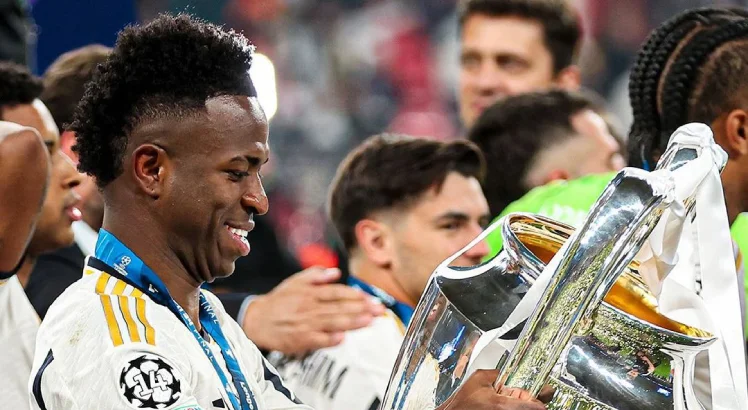 Imagem de Vinicius Júnior com a taça da Champions League