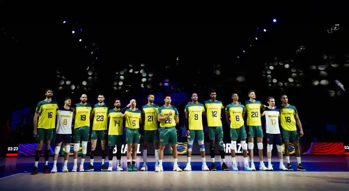 Imagem da seleção brasileira de vôlei masculino em quadra pela VNL 2024