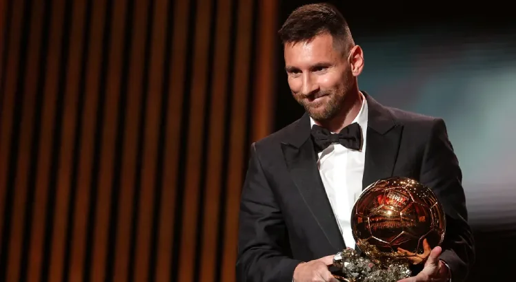 Imagem de Messi com a Bola de Ouro 2023 de melhor jogador do mundo