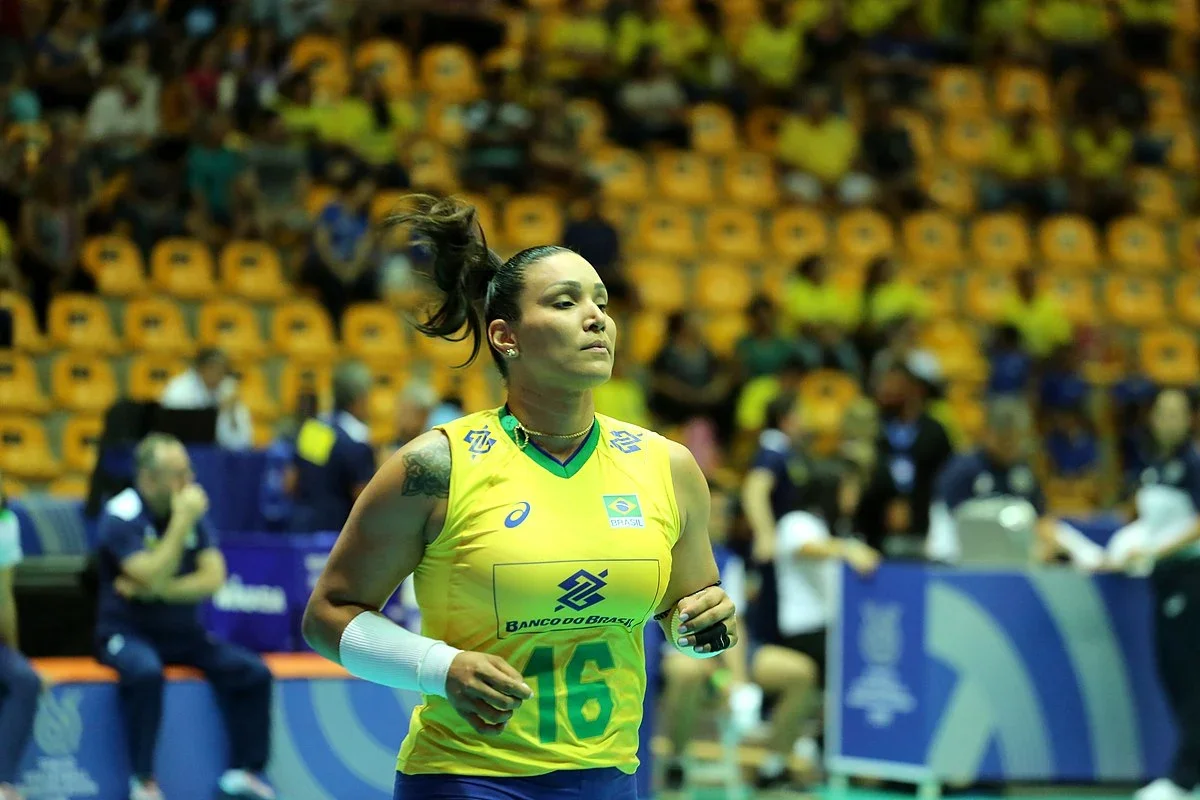 Na imagem, a jogadora de vôlei Tandara, pega no exame antidoping durante as Olimpíadas de Tóquio 2021